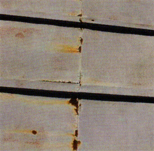 錆びた金属屋根